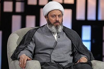 قاسمیان، روحانی نزدیک به جلیلی درباره جنجال خود در ریاض: افق رویای ۲۰۳۰ عربستان، به سمت الحاد و در دامن استکبار جهانی قرار گرفتن، است/ آوازه خوانی آن زن معلوم‌الحال در حجاز، نشان از اراده‌ی خاص برای رسیدن به رویای مذکور است/ مسأله اصلی تبدیل کردن حج به یک سفر سیاحتی است که دیگر نمی‌تواند موجبات اتحاد مسلمان علیه آمریکای جنایتکار و سگ هار او باشد