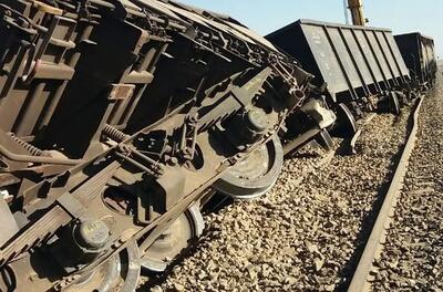قطار از ریل خارج شده 12 واگن دارد؛ واکنش به موضوع نقص فنی تراورس‌ها