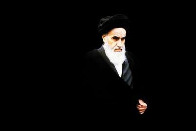 تصاویری که انقلاب را زنده می کنند/ لحظاتی از امام خمینی و نوه ایشان در یک قاب