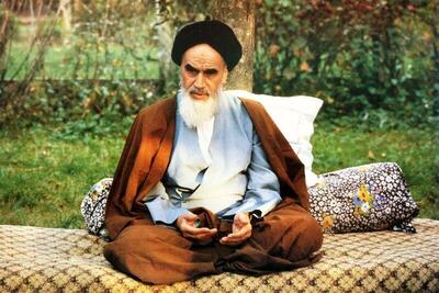 عکس/ دیوارنگاره میدان انقلاب به مناسبت سالگرد ارتحال امام خمینی (ره)