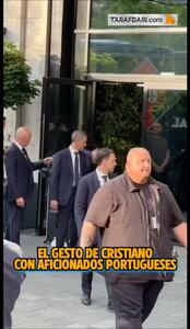 واکنش جالب کریستیانو رونالدو به یک حادثه عجیب هنگام امضا دادن به هواداران - پارس فوتبال