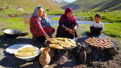پخت کوکوی مرغ به سبک روستایی افغانستان در طبیعت (فیلم)