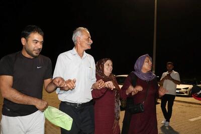 رقص و پایکوبی بستگان زندانیان مقابل زندانی در آنتالیا؛ قانون جدید ابلاغ شد
