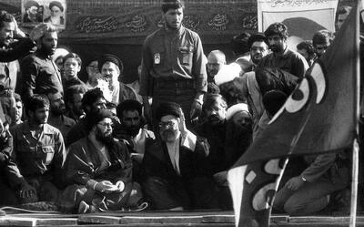 عکس / چهره متفاوت رهبر انقلاب ۳۶ سال پیش در ایام رحلت امام خمینی | اقتصاد24
