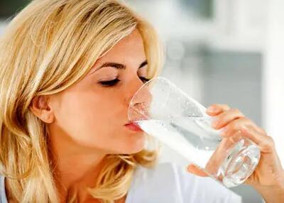 چند لیتر آب در روز باید بخوریم؟+ اینفوگرافیک