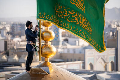 پرچم گنبد طلای امام رضا(ع) در آستانه‌ عید بندگی تعویض شد +فیلم
