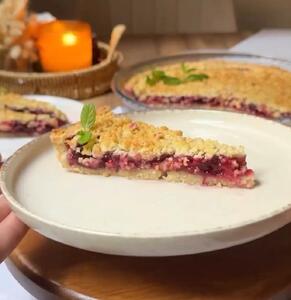 طرز تهیه تارت آلبالو با خمیر خانگی و سس خوش‌طعم + ویدیو - سبک ایده آل