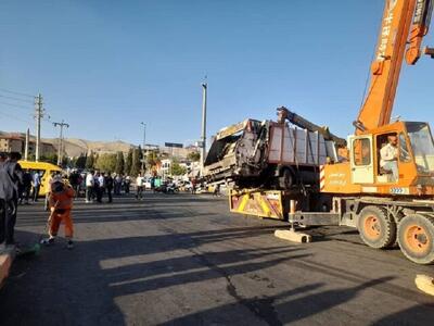 ۱۱ مصدوم در پی برخورد خودرو پسماند با ۸ خودرو