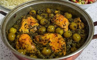 طرز تهیه خورش گوجه سبز با مرغ مجلسی شمالی+ همه مواد لازم