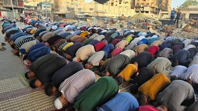 آوارگان فلسطینی نماز عید قربان را در چادر‌ها اقامه کردند (فیلم)