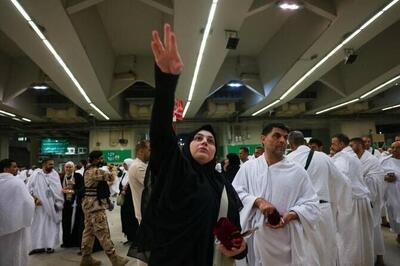 عکس‌هایی از زائران در حال سنگ‌سار نمادین شیطان