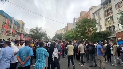 عصبانیت هواداران پرشمار استقلال جلوی درب باشگاه