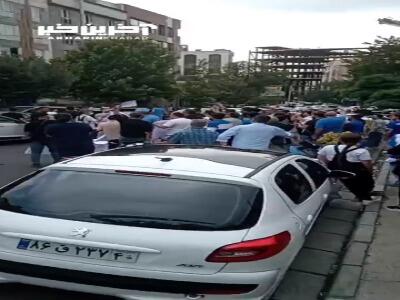 تجمع هواداران استقلال مقابل ساختمان این باشگاه در اعتراض به وضعیت نقل‌ و انتقالات