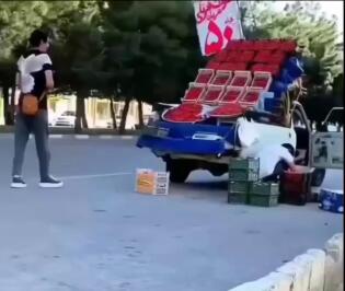 لحظاتی از مهربانی مردم با یکدیگر