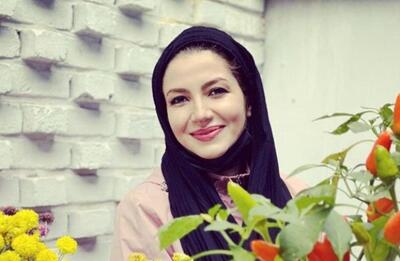 نگاه روز | دکوراسیون زیبای خانه ملیکا زارعی هنگام زدن پیانو در اتاق پذیرایی اش