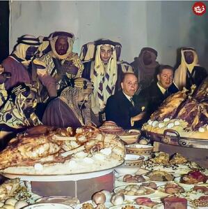 عکس/ پادشاه عربستان و مهمانان اش ۷۸ سال پیش در حال خوردن شتر کامل | اقتصاد24