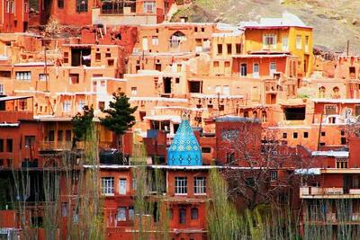 عکس/ نمایی شگفت انگیز از روستای ابیانه نگینی سرخ در حاشیه کویر | اقتصاد24