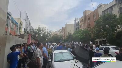 تجمع هواداران استقلال برای تمدید قرارداد با رامین و اندونگ +فیلم