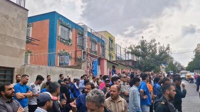 تجمع هواداران استقلال مقابل باشگاه و انتقاد از مدیران