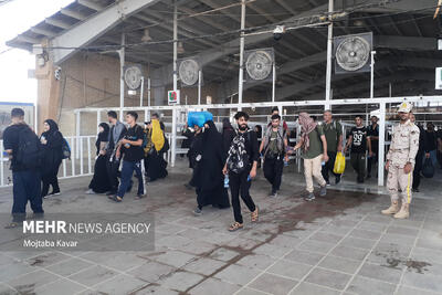 ادامه روند بازگشت زوار از مرز مهران به داخل کشور+فیلم