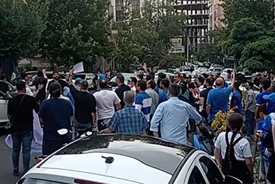تجمع هواداران استقلال مقابل باشگاه در اعتراض به وضعیت نقل‌وانتقالات+ فیلم