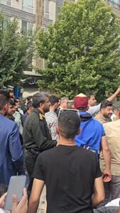 ویدیو: حضور نظری جویباری در بین هواداران معترض استقلال - پارس فوتبال
