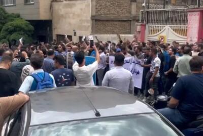 تجمع هواداران مقابل باشگاه استقلال: مدیریت زیر بار فشار اعتراض‌ها - پارس فوتبال