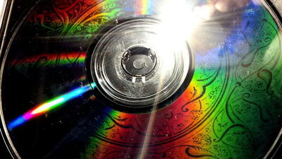 این کاربر با کدهای 0 و 1 و به کمک یک فایل صوتی، روی CD اثر هنری خلق کرده است