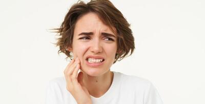 آیا می‌دانستید پریود می‌تواند روی سلامت لثه‌هایتان تأثیر بگذارد؟