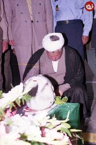 عکس/ چهره غمگین هاشمی رفسنجانی ۲۳ سال پیش در کنار پیکر عباس دوران | اقتصاد24