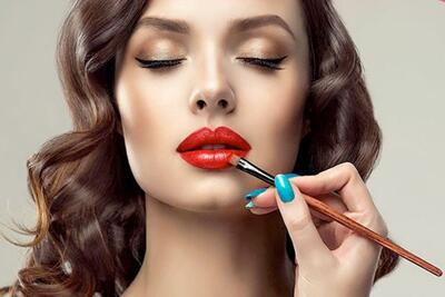 ترفندهای ماندگار کردن رژ لب/ جلوگیری از خشکی و پوسته پوسته شدن لب + فیلم