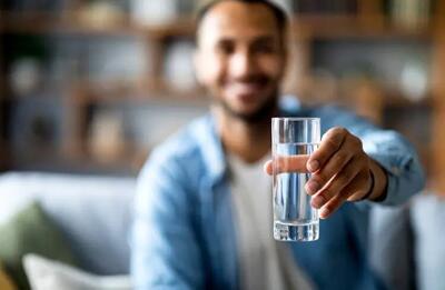 نوشیدن آب حین غذا به هضم آن کمک می کند یا خیر؟
