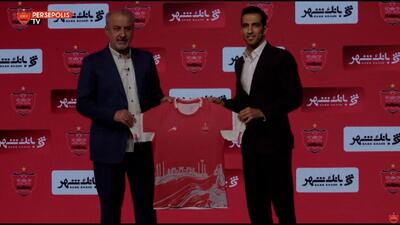 عکس یادگاری وحید امیری با لباس پرسپولیس بعد از تمدید قرارداد