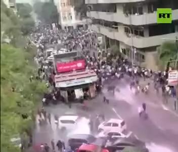 تصویری از به کارگیری یک آب‌پاش فوق‌العاده قوی علیه معترضان در لس آنجلس