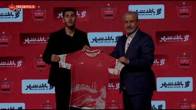 امضای قرارداد و عکس یادگاری سهیل صحرایی با لباس پرسپولیس