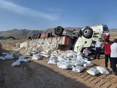 واژگونی تریلی گندم در محور نهبندان به زاهدان