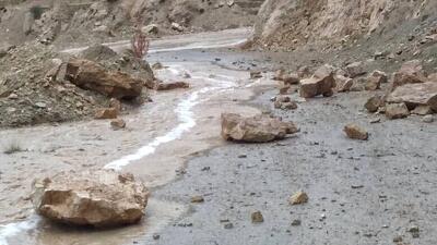 ریزش کوه در جاده‌های روستایی هماگ بندرعباس بر اثر بارندگی‌های شدید
