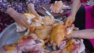 غذای روستاهای گیلان؛ پخت مرغ بریانی در بشکه و نان تازه + فیلم