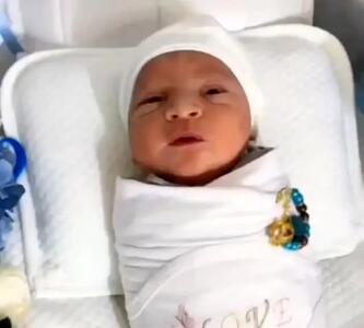 سوتی خندان؛ نوزاد سخنگو ده روزشه یارو لپشو کشید جوری چکش زد تلافی همه نوزادای بی زبون