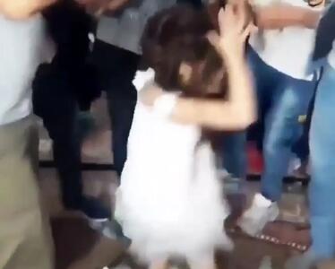 آواز شاد؛ دختر فسقلو با آهنگ بندری شیش ریشتری لرزوند رقصید مهمونا مات و مبهوت موندن