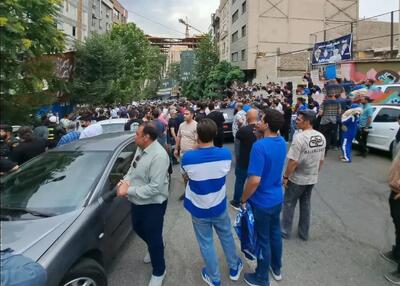 هواداران استقلال به دلیل شرایط فعلی تیم مقابل باشگاه اعتراض کردند! آمبولانس آمد - ویدائو مگ