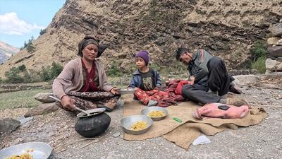 غذای ساده، طعم بی‌نظیر؛ غذای روستایی با نخود و لوبیای تازه کشت شده در نپال (فیلم)