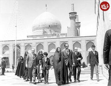 عکس/ پوشش متفاوت احمدرضا پسر رضاخان ۶۵ سال پیش به همراه همسرش در یک زیارتگاه | اقتصاد24