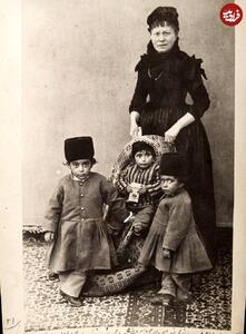 عکس/ شکل و شمایل نوه‌های مظفرالدین شاه ۱۲۵ سال پیش در کنار پرستار فرانسوی شان | اقتصاد24