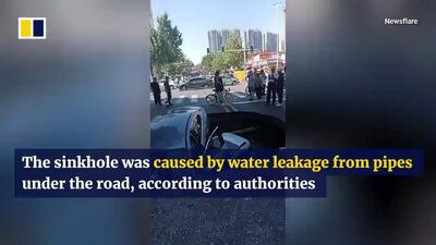 ببینید؛ فرونشست ناگهانی زمین در چین دو خودرو را بلعید