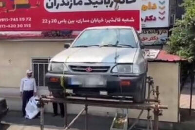 فیلم/ پراید متخلف بالای داربست رفت!