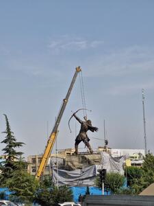 نصب مجسمه بزرگ ۱۵ متری از آرش کمانگیر در میدان ونک تهران