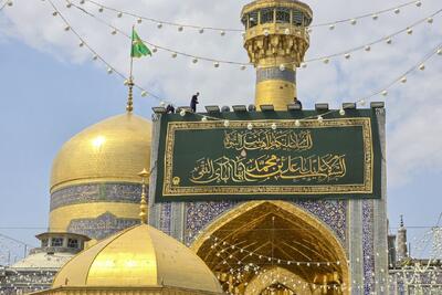 نصب کتیبه ویژه ولادت امام هادی(علیه‌السلام) در حرم امام رضا(علیه‌السلام)