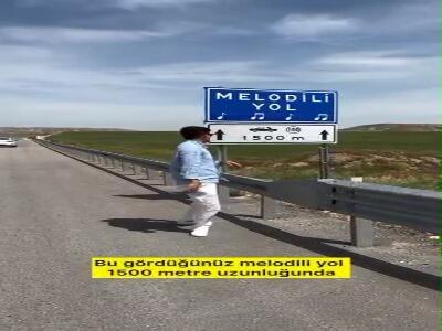 جاده ای در ترکیه که موسیقی مینوازد