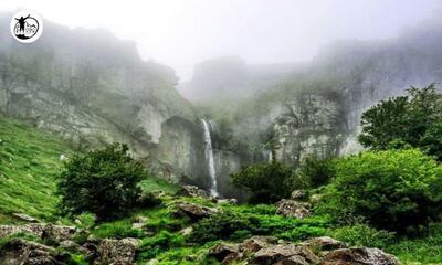 نمایی از آبشار ورزان در گیلان